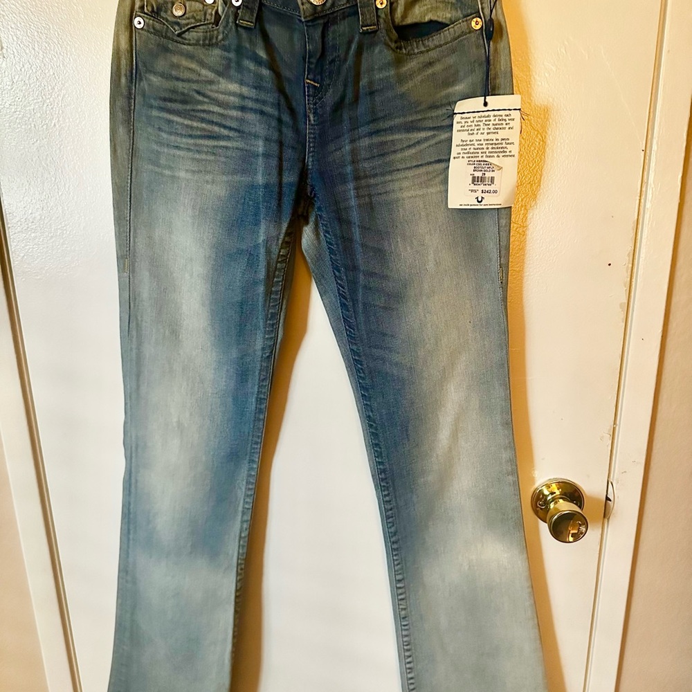True Religion women’s distressed jeans. Size 29, brand new with tags!